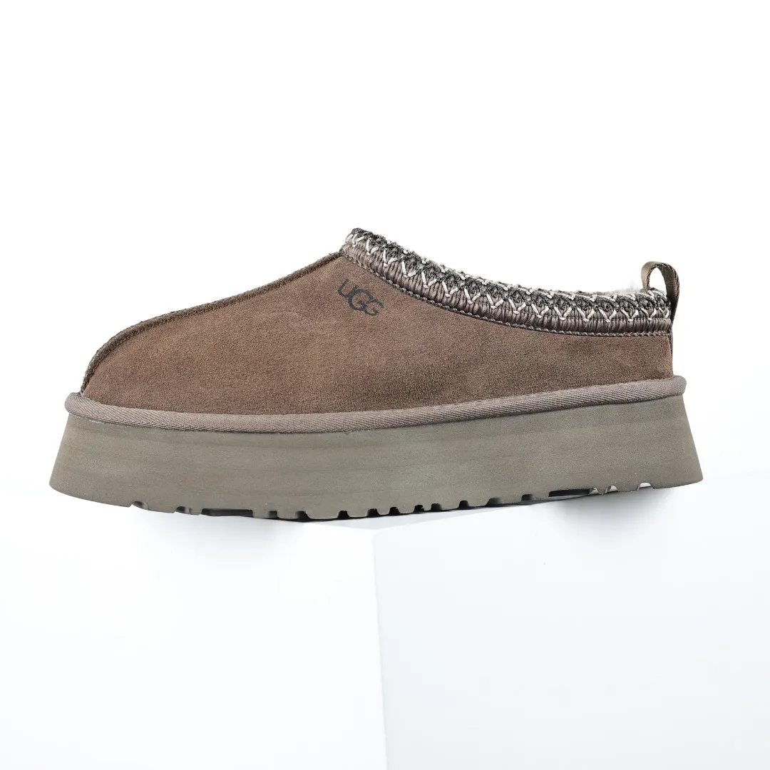 Copy price 💰560 Core recommendation of good price 5cm thick sole, independently developed original outsole, cashmere insole, keeping warm in winter, suitable for home use. In the new year, uug launched a style series, which is partially geared towards the preferences of young consumers. It has also moved to the forefront of fashion trends. Shoe body material, water-repellent coated suede upper, 17 mm UGGPURE™ implanted wool insole, lightweight non-slip and comfortable rubber outsole, with brand LOGO and trademark, with full package Size: 35 36 37 38 39 40